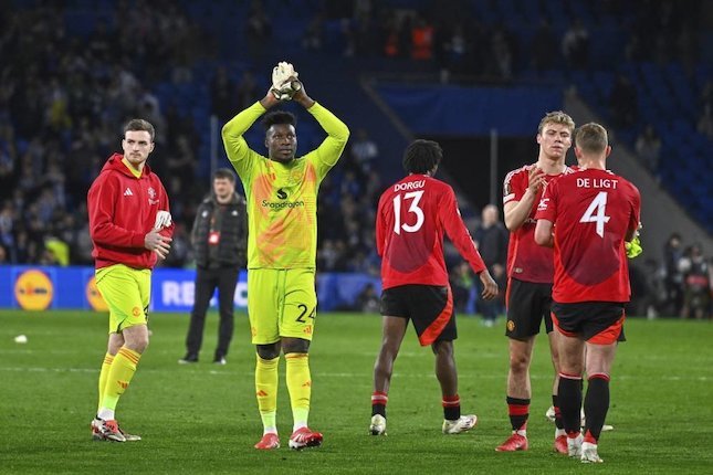 Andre Onana (tengah) menyapa suporter setelah laga leg pertama babak 16 besar Liga Europa antara Real Sociedad vs Manchester United, Jumat (7/3/2025).