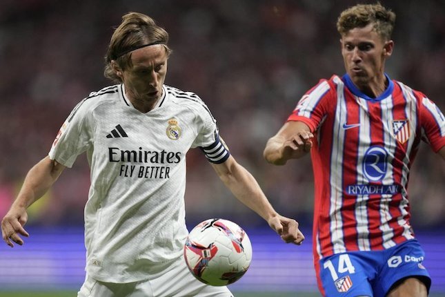 Duel Luka Modric dan Marcos Llorente dalam laga laga Atletico Madrid vs Real Madrid di La Liga 2024/2025, Senin (30/9/2024).