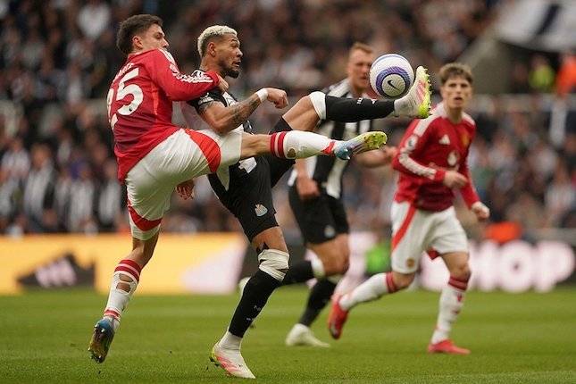 Duel Manuel Ugarte dan Joelinton di laga Newcastle vs Manchester United