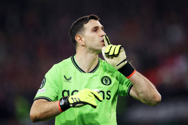 Emiliano Martinez ke MU, Ulangi Sukses Van der Sar?