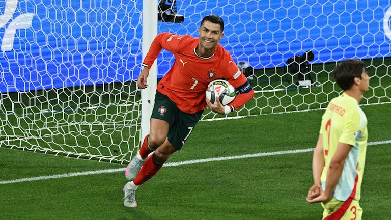 Cristiano Ronaldo dengan trofi UEFA Nations League 2025