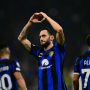 Hakan Calhanoglu Didekati Serius oleh MU: Pengganti Eriksen?