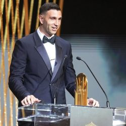 Emiliano Martinez pemenang Yashin Trophy 2023