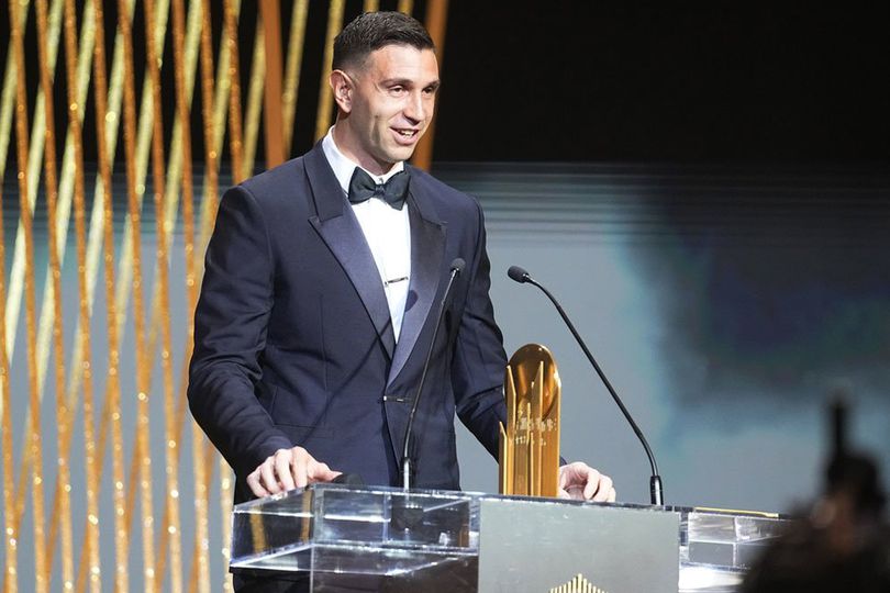 Emiliano Martinez pemenang Yashin Trophy 2023