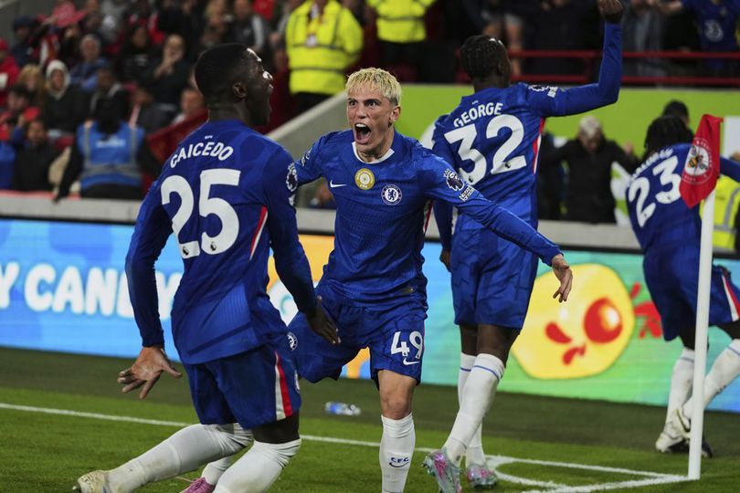 Selebrasi gol Moises Caicedo dan Alejandro Garnacho pada laga Chelsea