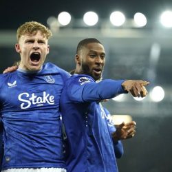 pemain Everton Jarrad Branthwaite dan Beto
