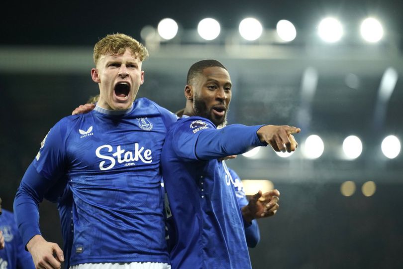 pemain Everton Jarrad Branthwaite dan Beto
