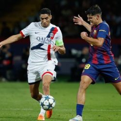Achraf Hakimi berduel memperebutkan bola dengan Gerard Martin dalam laga Liga Champions antara Barcelona dan PSG