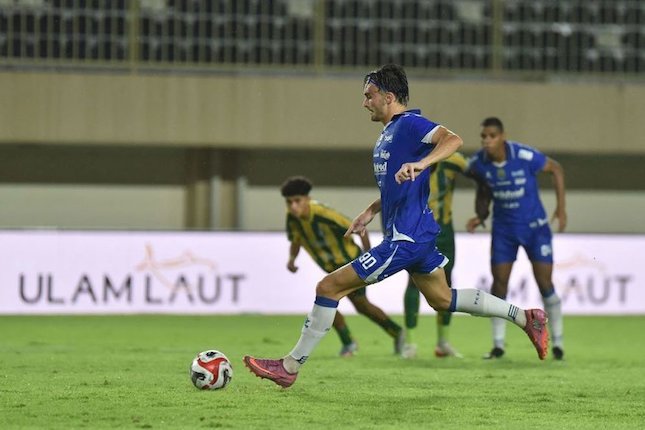 Andrew Jung melakukan eksekusi penalti