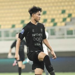 Hokky Caraka dalam laga Persita Tangerang vs PSM Makassar