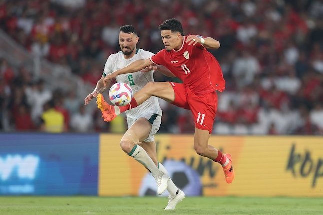 Ragnar Oratmangoen berduel dengan pemain Timnas Irak