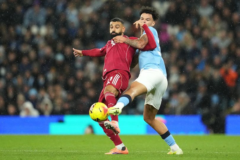 Nico OReilly berebut bola dengan Mohamed Salah