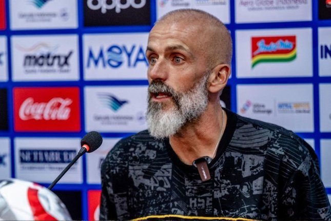 Pelatih Persebaya Surabaya Eduardo Perez