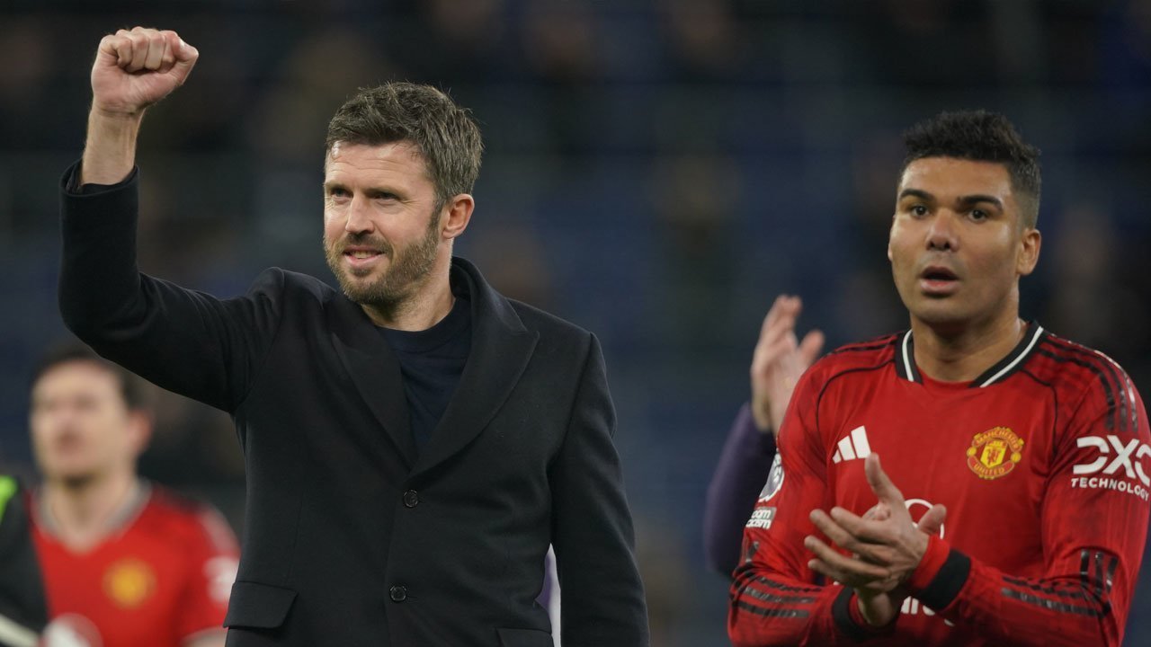 Ekspresi Michael Carrick dan skuad Manchester United usai mereka menang di kandang Everton (c) AP Photo/Ian Hodgson