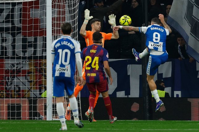 Pemain Espanyol, Roberto Fernandez (9), melepaskan tembakan di depan kiper Barcelona, Joan Garcia, pada laga La Liga/Liga Spanyol antara Espanyol vs Barcelona, 3 Januari 2026