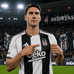 Dusan Vlahovic diperkenalkan sebagai pemain baru Besiktas setelah meninggalkan Juventus.
